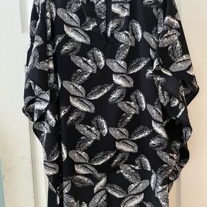 Black and White Leaf Print Women’s Tunic. Size XL, loose fit.